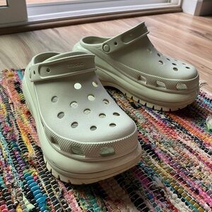 Crocs mega crush clog in Bone